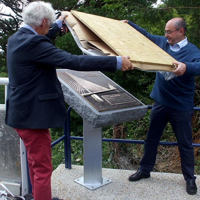 Plaque d'inauguration en bronze