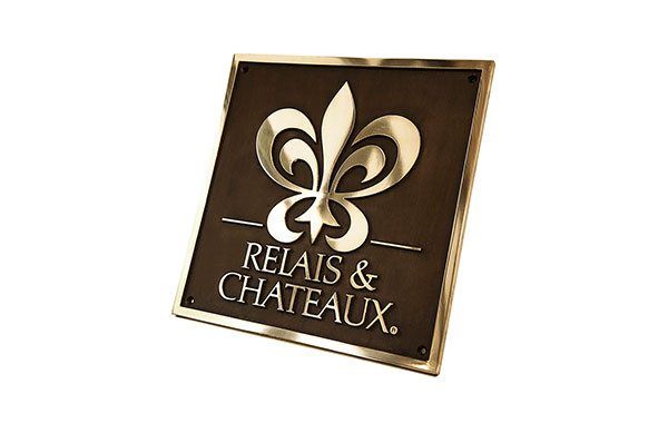 Plaque signalétique Relais et Châteaux vue détaillée