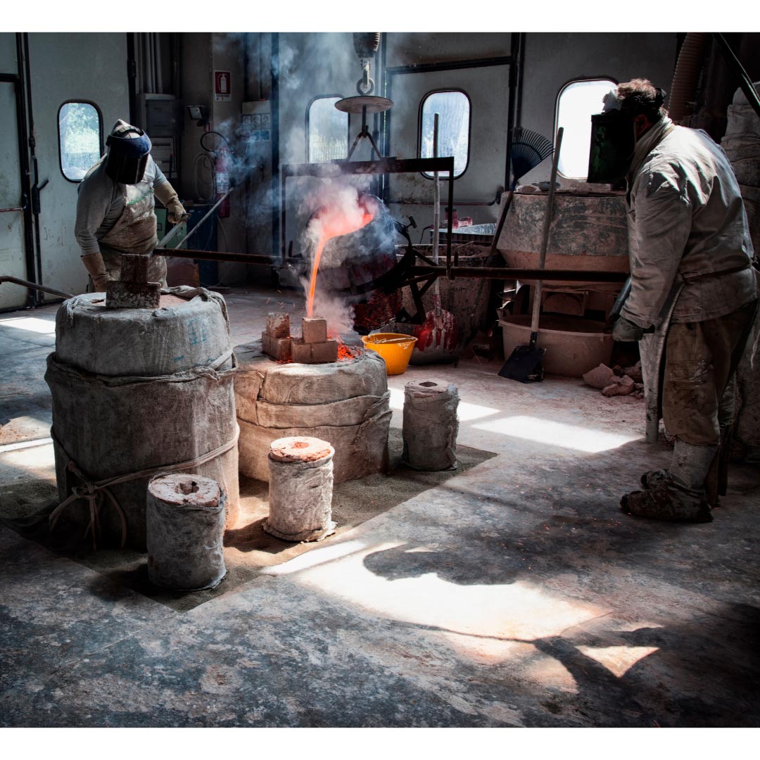 Artisans d'une fonderie de bronze