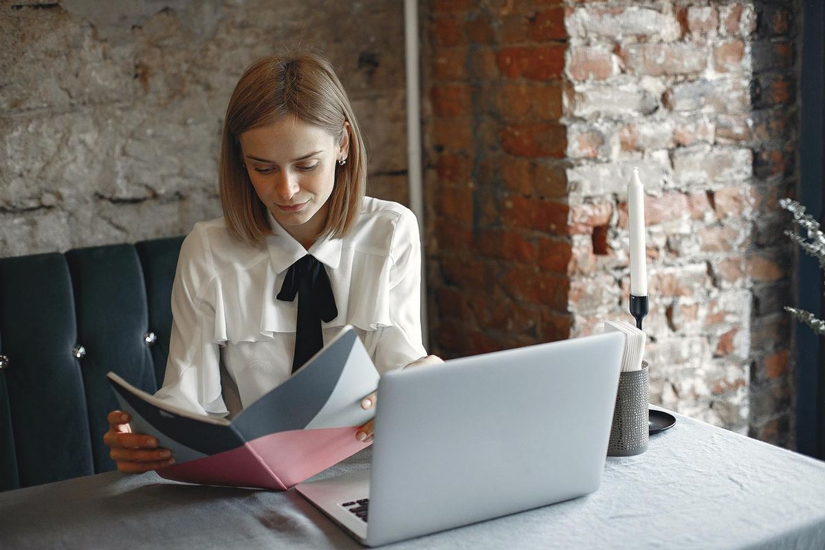 Comment choisir la bonne plaque bas-relief sur mesure pour votre entreprise ?