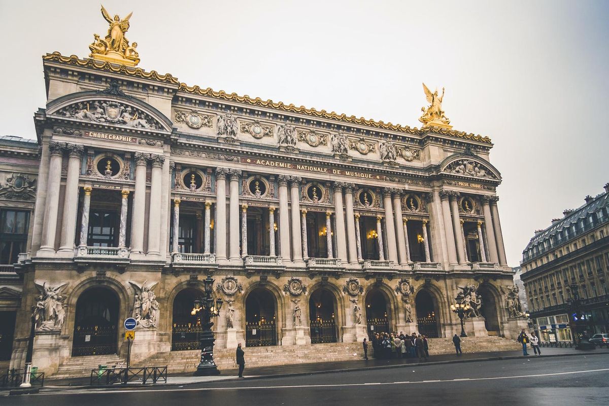 La plaque d'inauguration : une tradition française